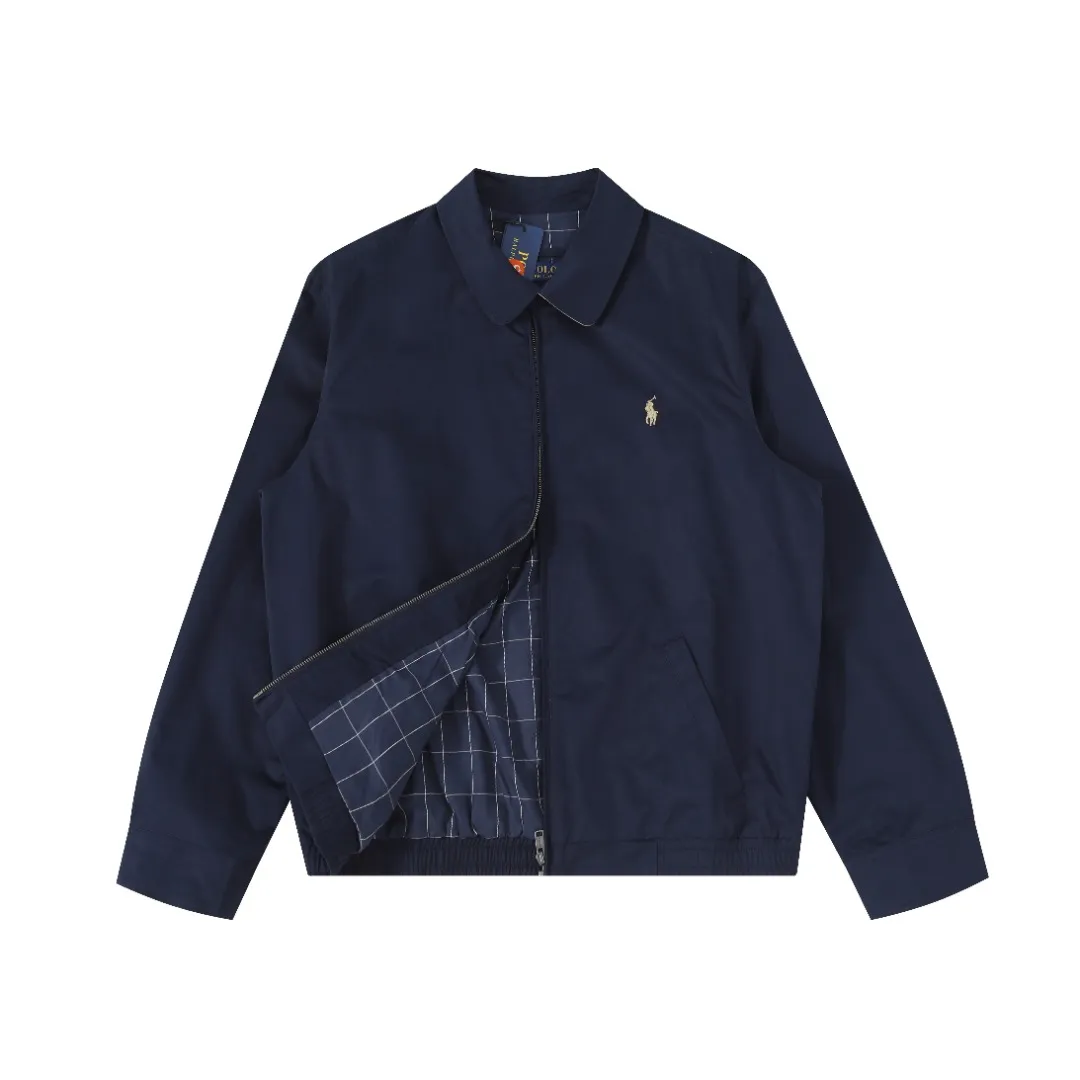 P350 Model No.: R08 Ralph Lauren/Ralph Lauren Classic Unisex Old Cadre Zipper Jacket Size #S/M/L/XL Color #Khaki Black Navy Recommended by many fashion bloggers, the Harrington jacket’s lapel zipper windproof design perfectly blends casual style with street trend elements, making it very suitable for neutral wear. The fabric texture of the jacket is excellent and comfortable to wear. It is a very versatile and trendy jacket. Original development, 100% pure cotton fabric, exquisite embroidery, evergreen style for all seasons, feel free to buy it, retro will never go out of style!  Reference# Length: 68/70/72/74 Bust: 128/132/136/140 Shoulder Width: 52/53/54/55